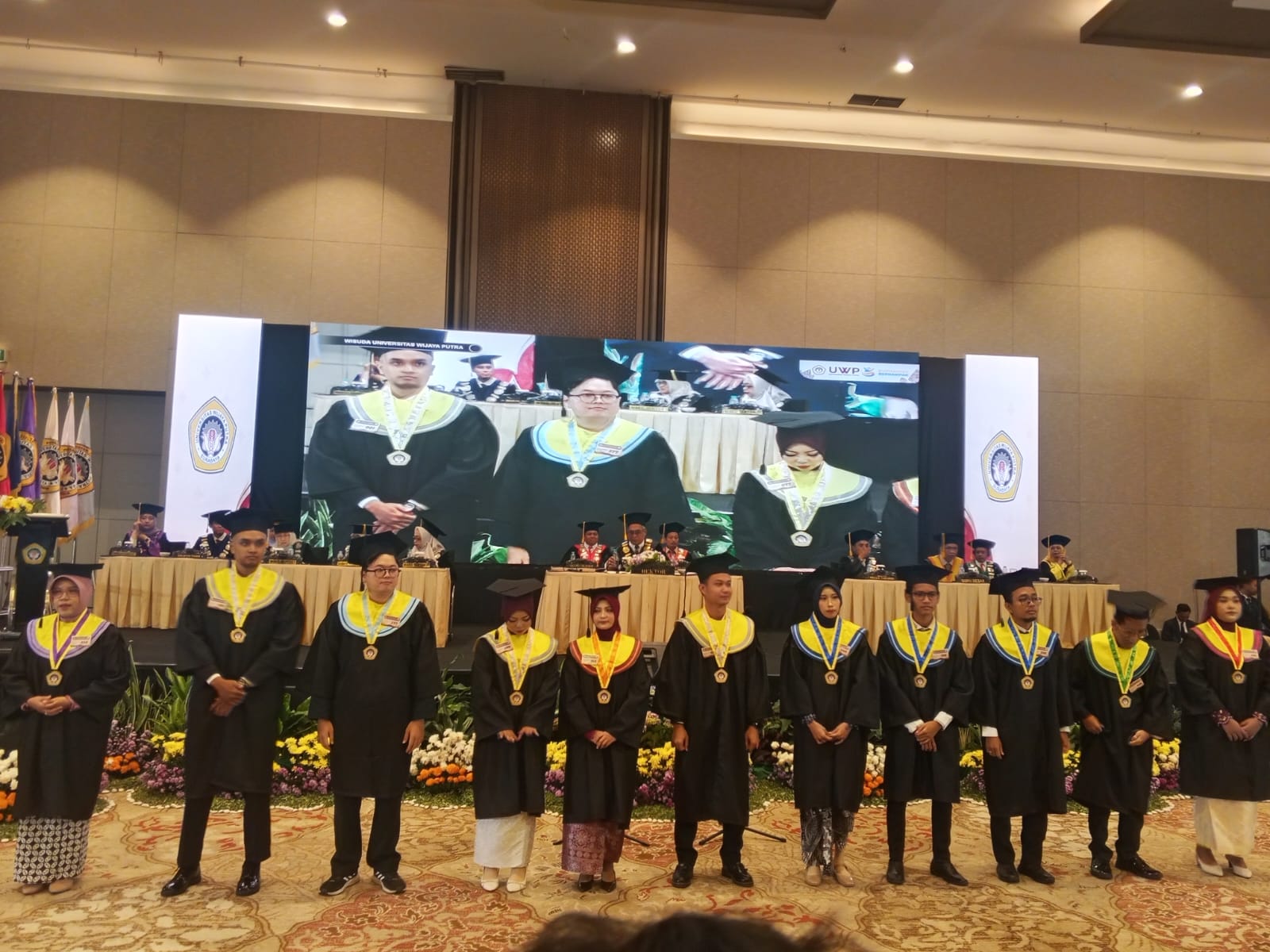 Kukuhkan 397 Sarjana di Dyandra Convention Center, Dua Wisudawan UWP Ukir Prestasi Membanggakan